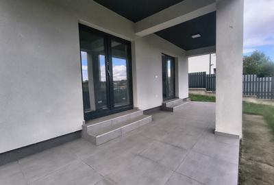 Casă cu 4 camere în Valea Adâncă
