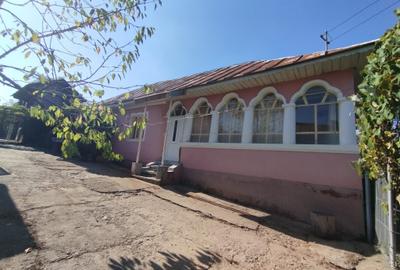 Casă cu 4 camere în Periferie