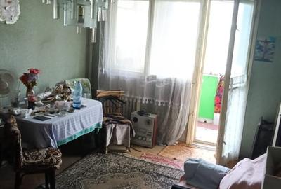 Apartament cu 3 camere semidecomandat în Titan