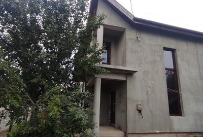 Casă cu 4 camere cu Teren 575 Mp în Central