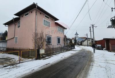 Casă cu 6 camere cu Teren 200 Mp în Central - 1