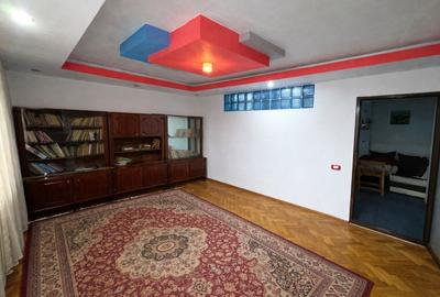 Apartament cu 3 camere decomandat, mobilat în Micro 19
