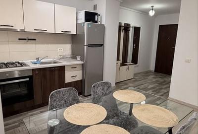 Apartament cu 2 camere decomandat în Tractorul