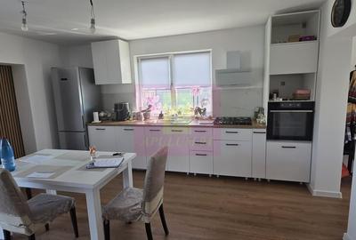 Casă cu 4 camere în Central