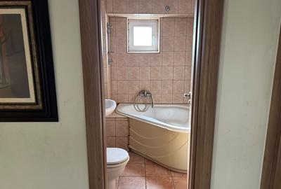 Apartament cu 3 camere semidecomandat în Obor