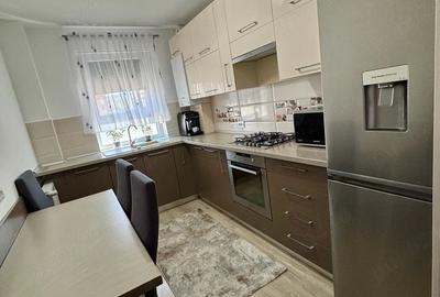 Apartament cu 3 camere decomandat în Tractorul