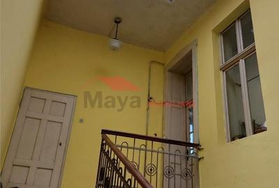Casă cu 8 camere cu Teren 400 Mp în Central
