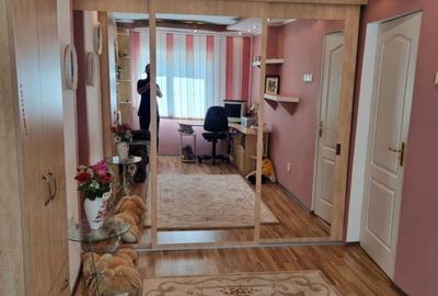 Apartament cu 4 camere decomandat în Central - 1