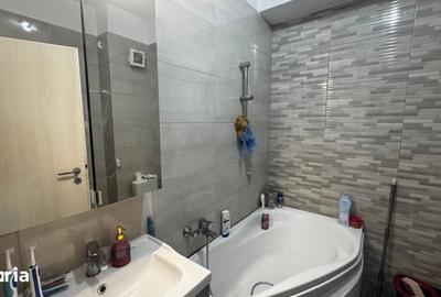 Apartament cu 3 camere decomandat în Roșu