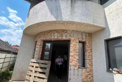 Casă cu 5 camere cu Teren 590 Mp în Central