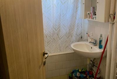 Apartament cu 3 camere semidecomandat în Grădiște