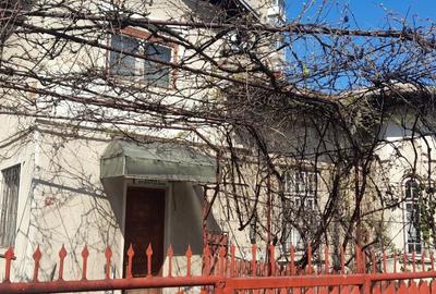 Casă cu 6 camere cu Teren 394 Mp în Central