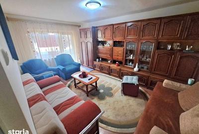Apartament cu 3 camere decomandat în Intim