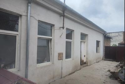 Casă cu 3 camere cu Teren 200 Mp în Central