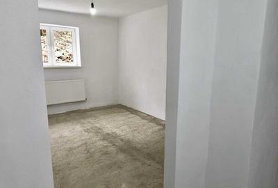 Apartament cu 3 camere decomandat în Petros