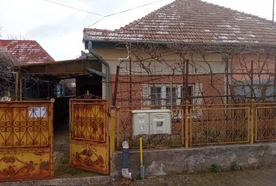 Casă individuală cu 3 camere cu Canalizare în Unirii