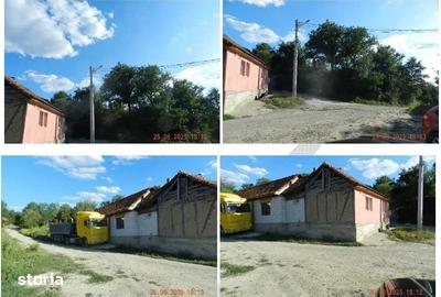 Casă cu 3 camere cu Teren 2537 Mp în Central - 1