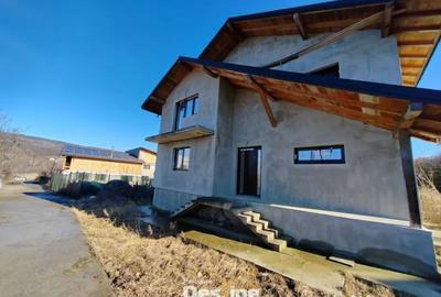 Casă cu 4 camere cu Teren 470 Mp în Bârnova