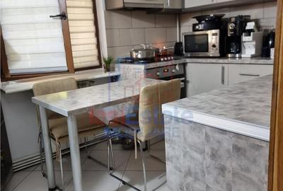 Apartament cu 4 camere decomandat în Nicolina