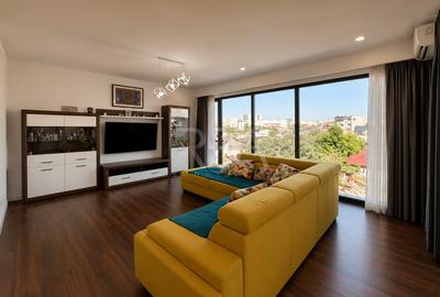Apartament cu 3 camere decomandat, mobilat în Banu Manta