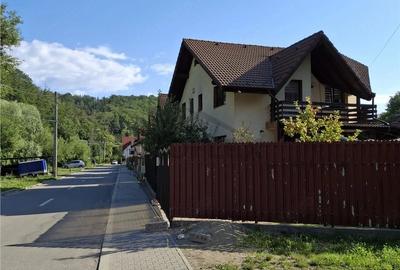 Casă cu 7 camere cu Teren 700 Mp în Timișu de Jos