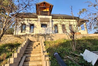 Casă cu 4 camere cu Teren 1730 Mp în Central