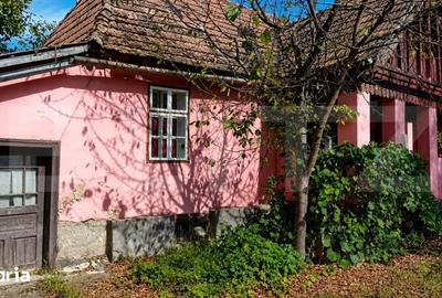 Casă cu 2 camere cu Teren 2200 Mp în Central