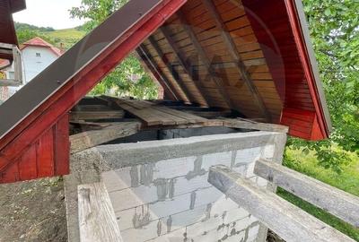 Casă cu 4 camere cu Teren 1381 Mp în Moldovenești