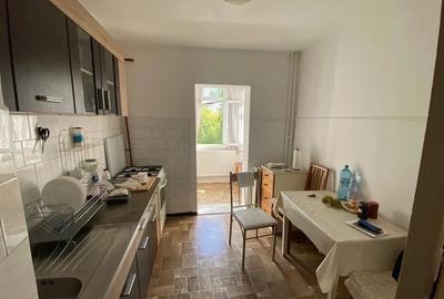 Apartament cu 3 camere decomandat în Nicolina