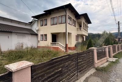 Casă cu 7 camere cu Teren 671 Mp în Central
