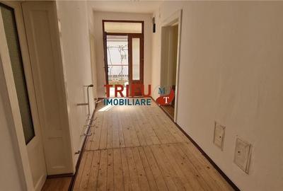 Casă cu 4 camere în Cetate