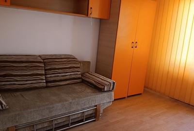 Apartament cu 3 camere semidecomandat în Titan