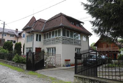Casă individuală cu 9 camere cu Canalizare în Bran - 1