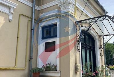 Casă cu 8 camere cu Teren 400 Mp în Central