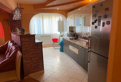 Apartament cu 3 camere decomandat în Buzaului - 3