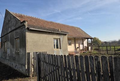 Casă cu 3 camere cu Teren 1054 Mp în Pesac