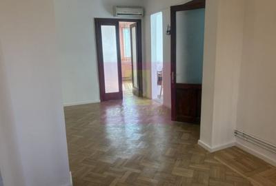 Apartament cu 3 camere semidecomandat în Cotroceni