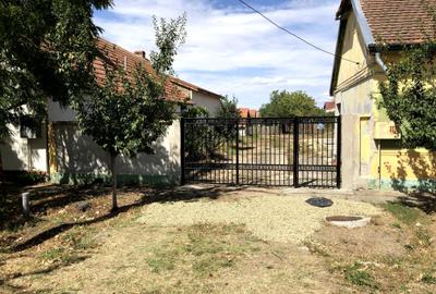 Casă cu 3 camere cu Canalizare în Central