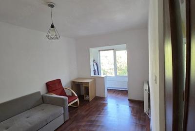 Apartament cu 3 camere decomandat în Girocului