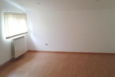 Casă cu 4 camere în Exterior Vest