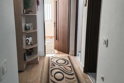 Apartament cu 3 camere decomandat în Florești