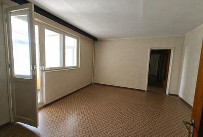 Apartament cu 3 camere semidecomandat în Drumul Taberei
