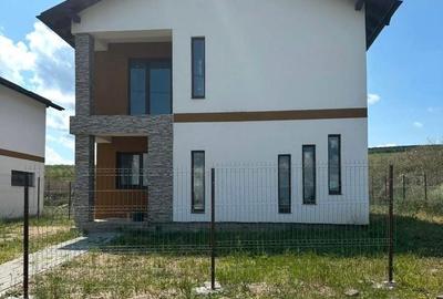 Casă cu 4 camere cu Teren 300 Mp în Câmpenești - 2