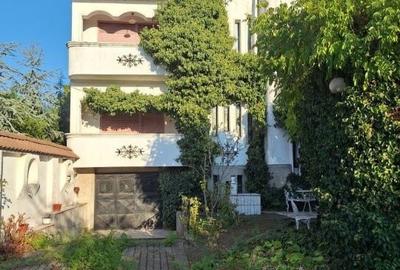 Casă cu 4 camere decomandat în Central