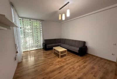 Apartament cu 3 camere semidecomandat în Calea Dumbrăvii