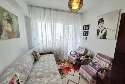 Apartament cu 3 camere decomandat în Podu Roș