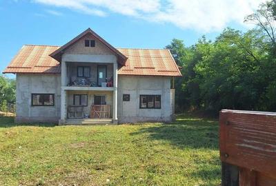 Casă cu 4 camere în Rahova