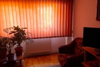Apartament cu 3 camere decomandat, mobilat în Calea Moldovei