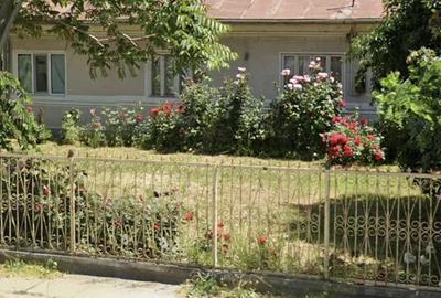 Casă cu 5 camere cu Teren 800 Mp în Central