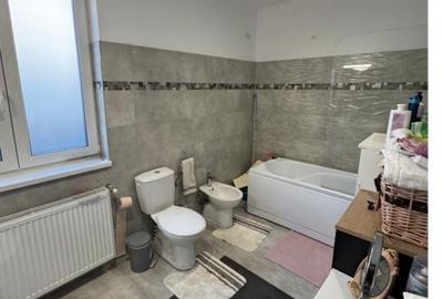 Casă cu 7 camere cu Teren 670 Mp în Recea